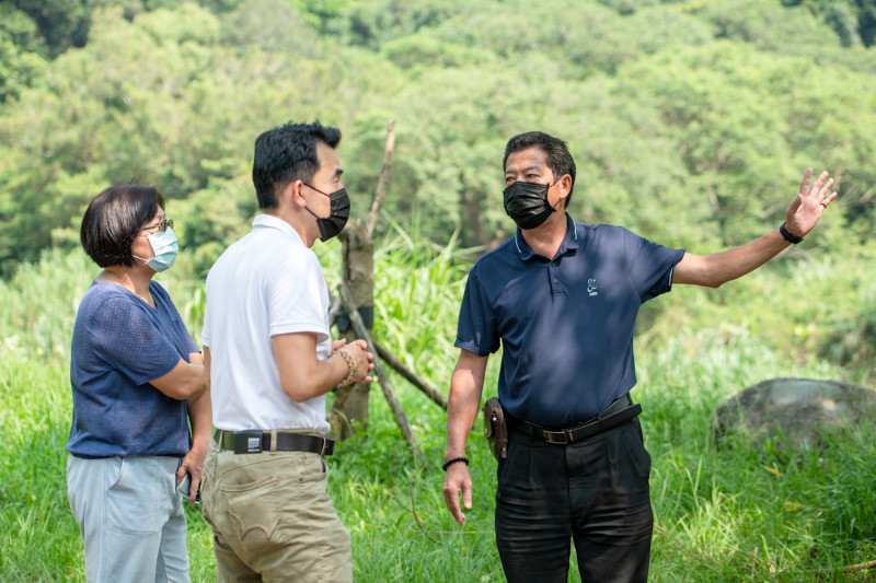 頂福里長蘇源和（右一）與林口區長藍品畯（中）討論林口溪生態發展。   圖：林口區公所提供