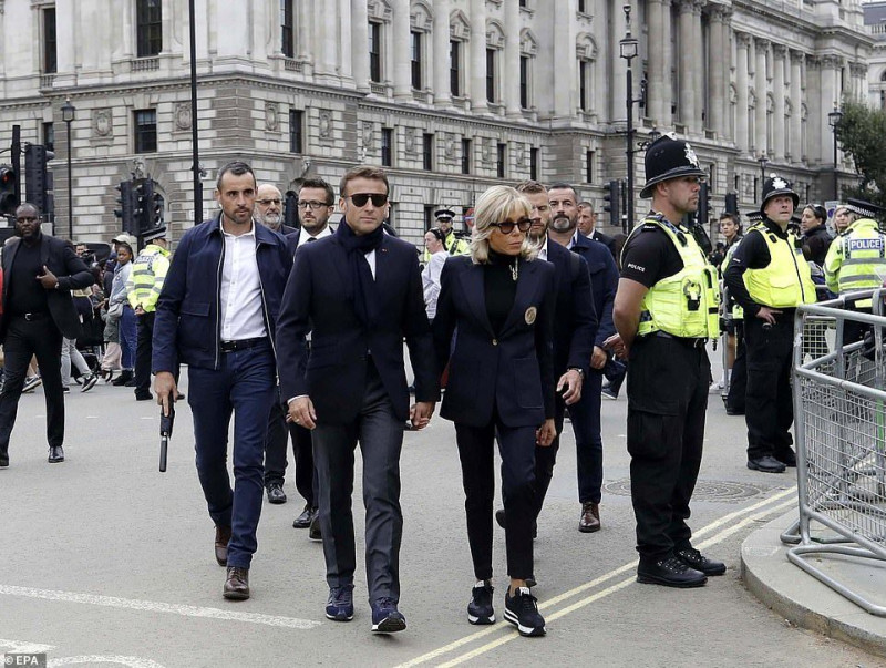 法國總統馬克宏夫妻(右)被拍到穿著慢跑鞋在倫敦街頭現身。   圖:翻攝自環球網