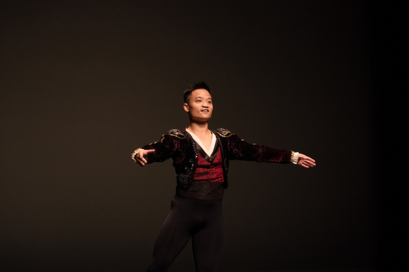 擅長芭蕾舞及街舞的藝術家鍾長宏呈現出今年的特色節目《樹林趴》的概念。   圖：新北市文化局提供
