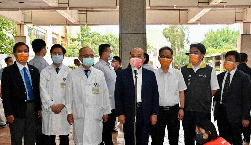 行政院長蘇貞昌今（21）天上午7:50到台大醫院接種第四劑COVID-19疫苗，進醫院前受訪。   圖：行政院提供
