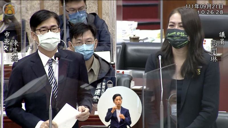高閔琳(右)的最後一次市政總質詢，陳其邁溫馨送暖。   圖：翻攝自高雄市議會直播畫面