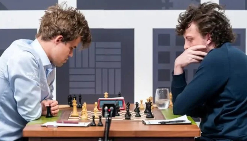 國際象棋辛克菲爾德盃第3輪比賽中，世界冠軍馬格努斯．卡爾森（左）爆冷門不敵新人19歲小將漢斯．尼曼（右）。賽後傳出尼曼可能用AI電子裝置作弊而獲勝。   圖 : 翻攝自 Saint Louis Chess Club