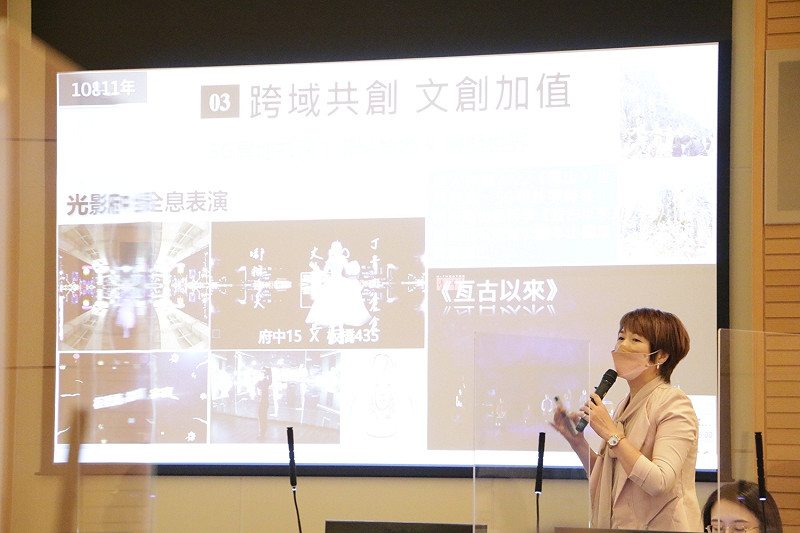 龔雅雯以新北創藝力為題進行4年成果專案報告。 圖:新北市文化局提供