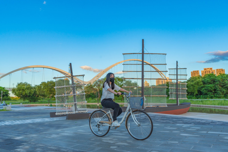 新月廣場是騎自行車民眾的水岸休憩空間。   圖：新北市高灘處提供
