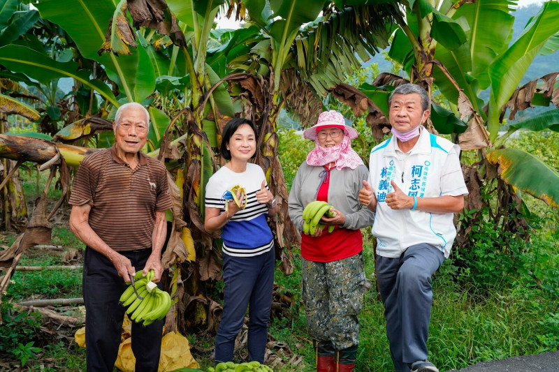 柯志恩(左二)關心蕉農生計。   圖：柯志恩競辦提供