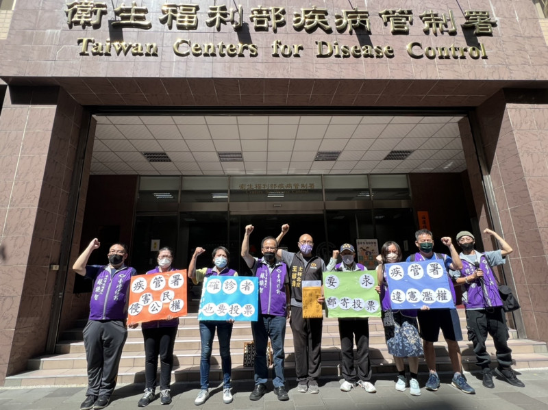 台灣維新黨台北市長參選人蘇煥智今（22）天率眾前往衛福部疾病管制署抗議。   圖：台灣維新提供