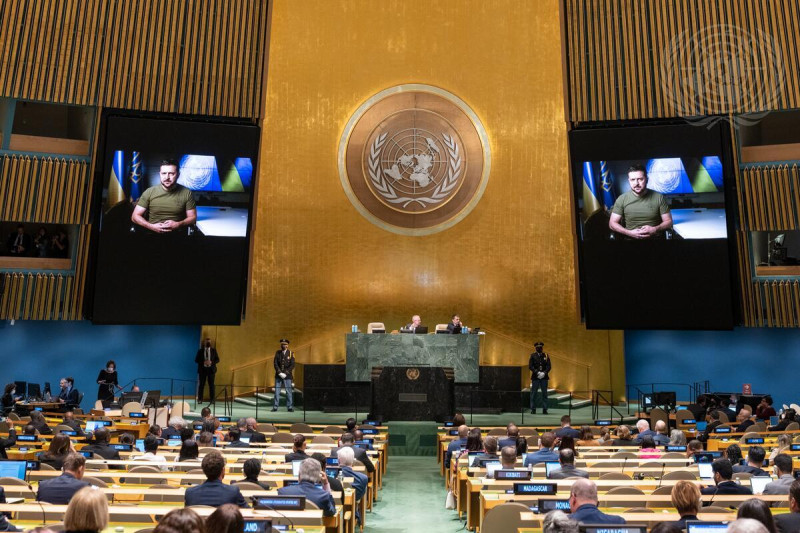 烏克蘭總統澤連斯基透過綠影演說在聯合國大會發言，譴責俄國入侵烏克蘭所犯下的屠殺戰爭罪刑。   圖:翻攝自聯合國官網