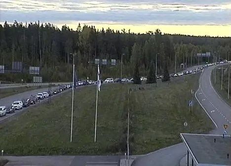 普丁去年宣布「局部動員令」後，芬蘭邊境隨即出現長達30公里的「逃亡車龍」。   圖：翻攝自推特