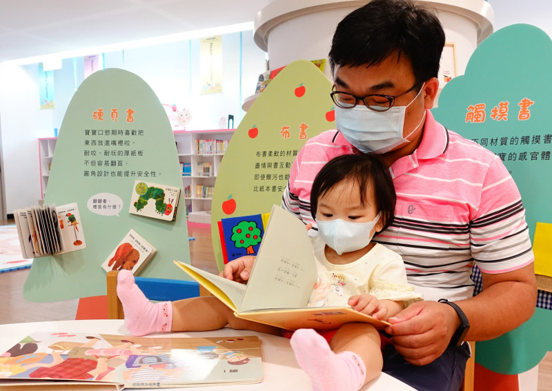 新北推廣零歲閱讀，特別推出一系列Baby專屬的親子共讀共玩活動以及寶寶好書展。   圖：新北市立圖書館提供