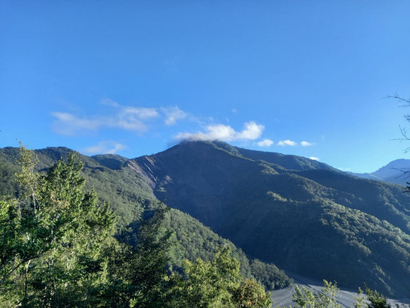 攀登西嫩娃爾山途中可遠眺馬海樸富士山。   圖：南投林區管理處／提供