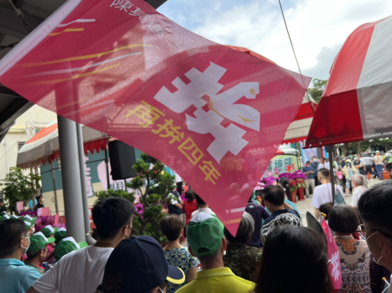 陳其邁競選小物手搖旗正式亮相。   圖：民進黨高雄市黨部/提供