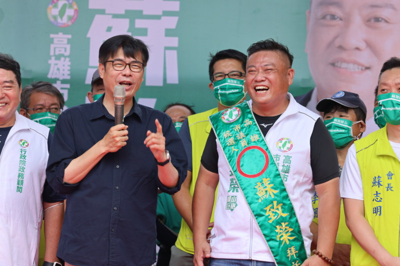 陳其邁(左)感謝蘇致榮協助兌現運動中心支票。   圖：蘇致榮/提供