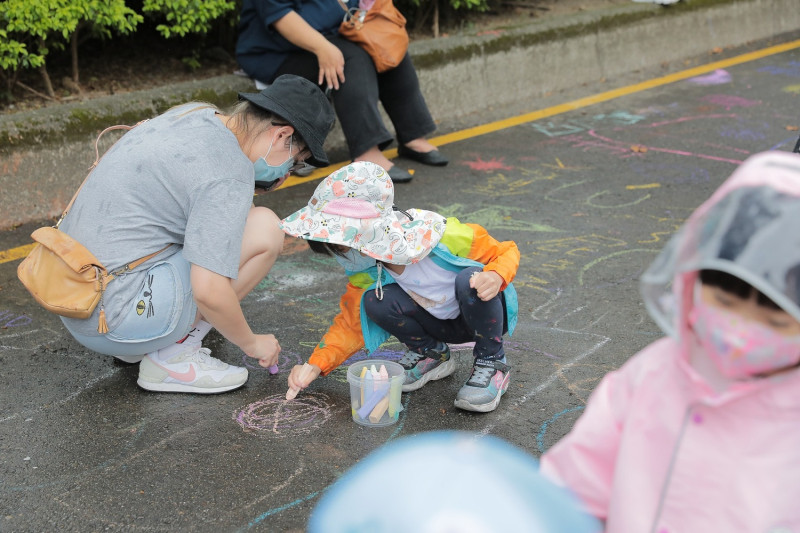 小朋友在粉筆大地塗鴉，將馬路當成畫板，盡情展現繪畫天分及對這世界的想像。   圖：新北市經發局提供