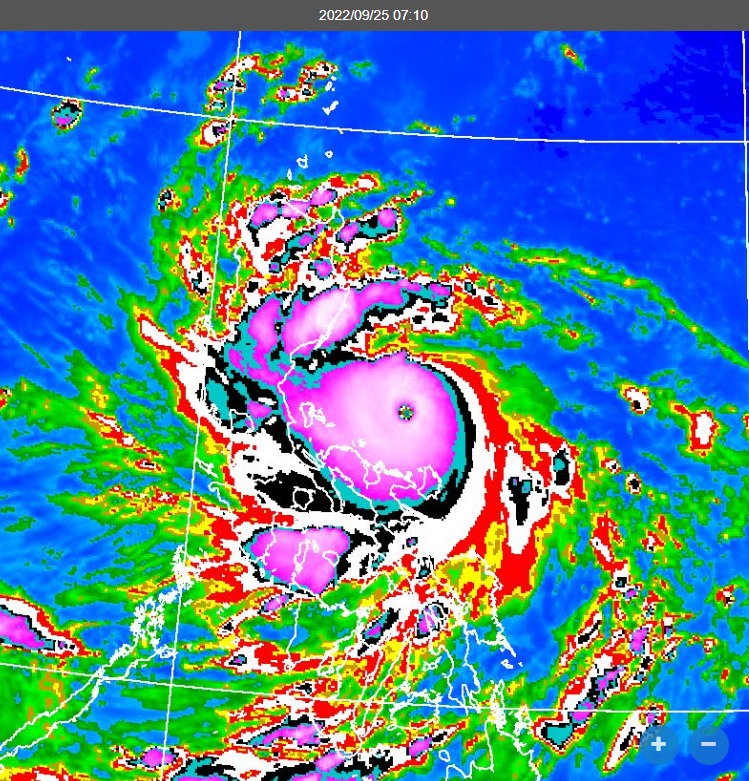 諾盧颱風增強，出現清晰颱風眼。   圖/取自鄭明典臉書