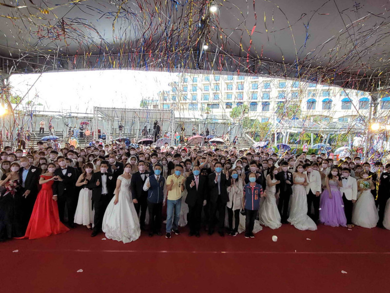新北市長侯友宜今為2022聯合婚禮百對新人證婚。   圖：新北市民政局提供
