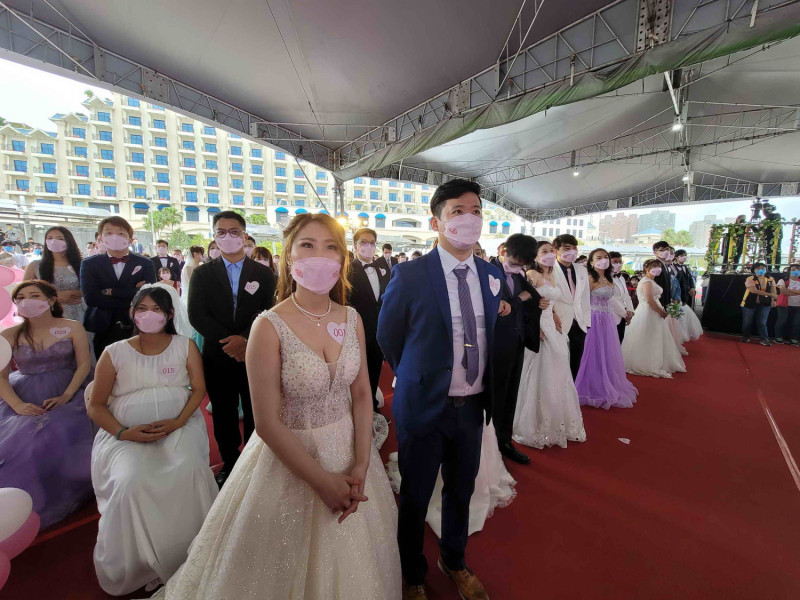 百對新人穿著華麗婚紗今天參加新北2022聯合婚禮。   圖：新北市民政局提供