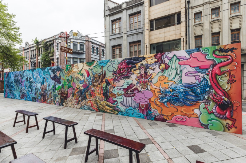 台灣新生代藝術家陳怡揚用「憤怒之門」事件為創作靈感改編的巨幅壁畫，長20公尺、高2.4公尺，首度於迪化街亮相！ 圖：暴雪娛樂/提供