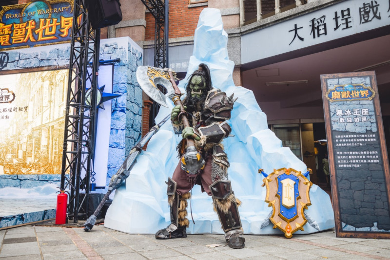 永樂廣場上的「冰封王座」，讓玩家都能親自登上寶座留影，體驗巫妖王至高的權力！ 圖：暴雪娛樂/提供