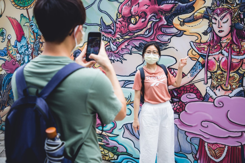 陳怡揚創作的巨幅壁畫以台灣傳統繪畫風格呈現出天譴軍團及艾澤拉斯聯軍激烈交戰的場景，儼然成為本周末迪化街最熱門的拍照亮點 圖：暴雪娛樂/提供