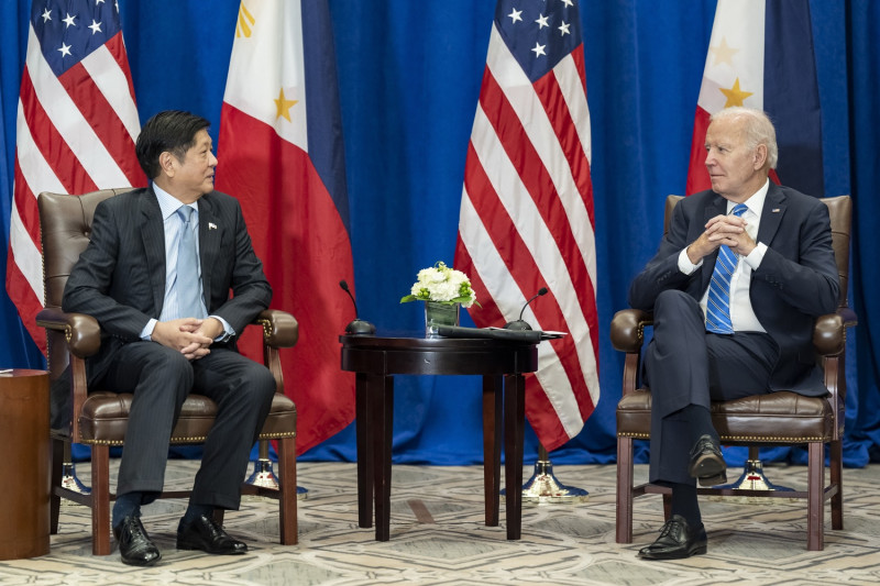 菲律賓總統馬可仕(左)去（2022）年與美國總統拜登進行雙邊會談。   圖：翻攝自拜登推特