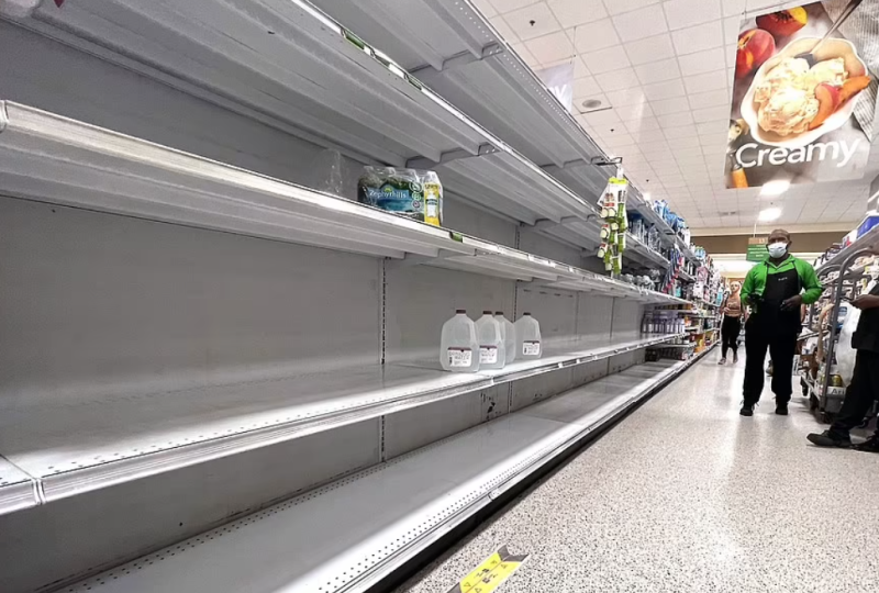 颶風伊恩即將到來，佛州超市的飲用水被民眾搶光。   圖:翻攝自環球網