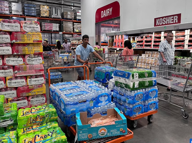 有民眾購買大量飲用水，深怕颶風來襲會斷水。   圖:翻攝自環球網