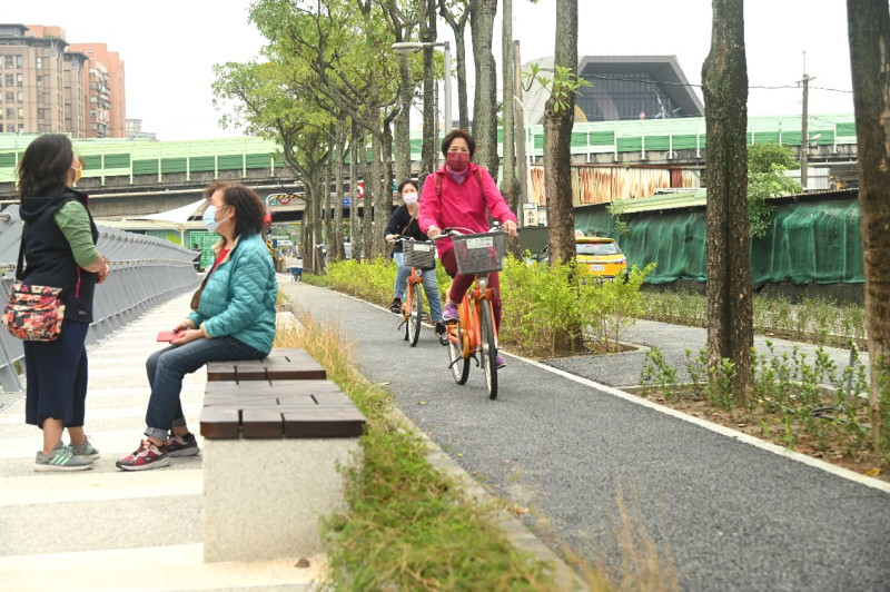 陸域專屬人行及自行車道，成為居民晨晚必訪親水路徑「藤寮坑溝排水及大窠坑溪水環境營造統包工程-藤寮坑溝」。   圖：新北市水利局提供