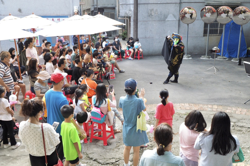 每場眷味市集都搭配精彩的表演。   圖：新北市文化局提供