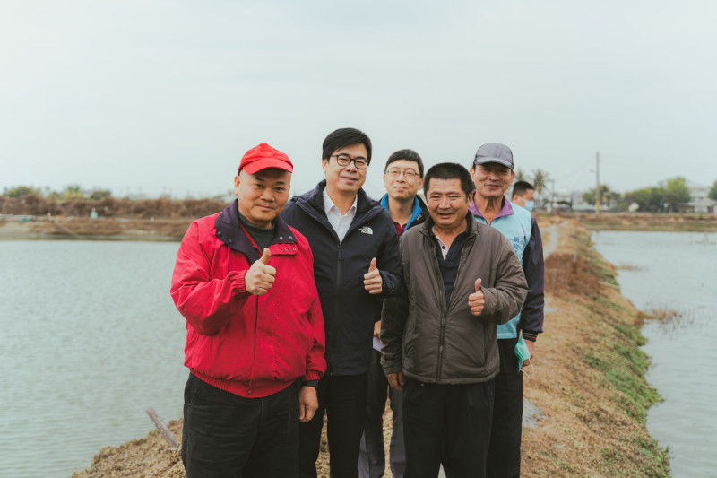 陳其邁(左二)與彌陀漁會總幹事林子清(右二)。   圖：民進黨高雄市黨部提供