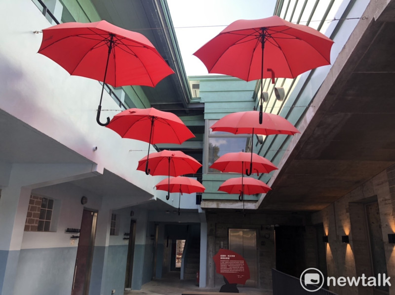 馬祖梅石軍官特約茶室目前規劃一樓設展覽，中庭上空懸掛著紅雨傘，二樓將做為背包客棧。   圖：謝莉慧/攝