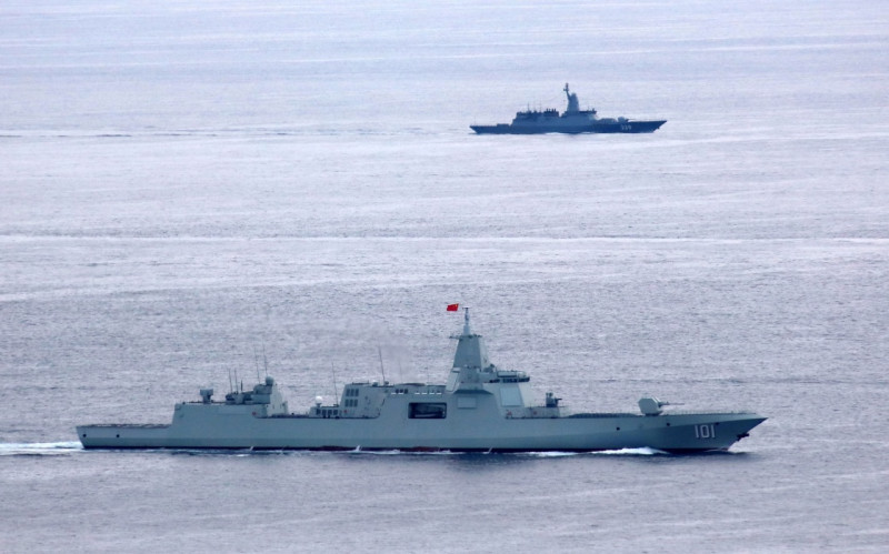 中俄海軍聯合軍演，前方為中國海軍「055型」導彈驅逐艦「南昌號(舷號101)」，後方為俄羅斯海軍舷號339「守護級」護衛艦。   圖：翻攝新華網(資料照片)