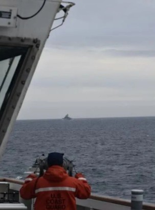 美國海岸警衛隊發布公告表示在阿拉斯加專屬經濟海域拍到中國055導彈驅逐艦。這是中俄聯合巡航的其中一艘艦艇。   圖:翻攝自環球時報新媒體