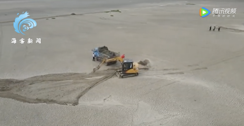 中國江西鄱陽湖乾旱，湖底變沙堆，民眾發現有大量廢棄漁網卡在土地下方。   圖：翻攝自海客新聞影片