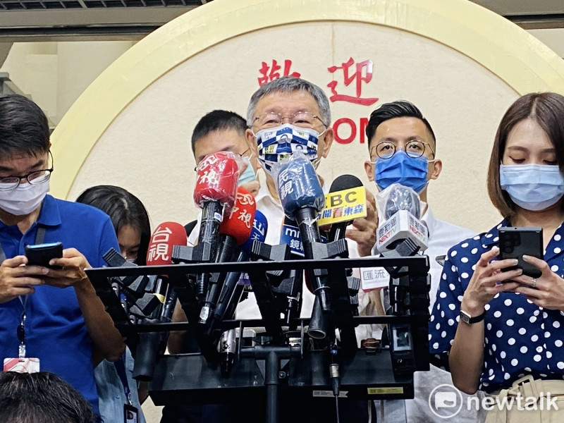 台北市長柯文哲聽聞周玉蔻復出，高唱歡迎歌曲。   圖：周煊惠 / 攝（資料照）