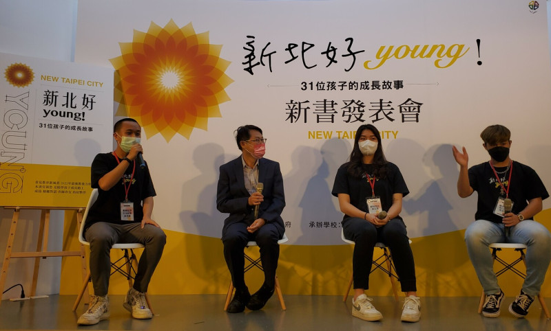 陳純敬（左2）與學生吳宗翰（左1）、吳以恩（左3）、張恩齊（左4）座談。   圖：新北市教育局提供
