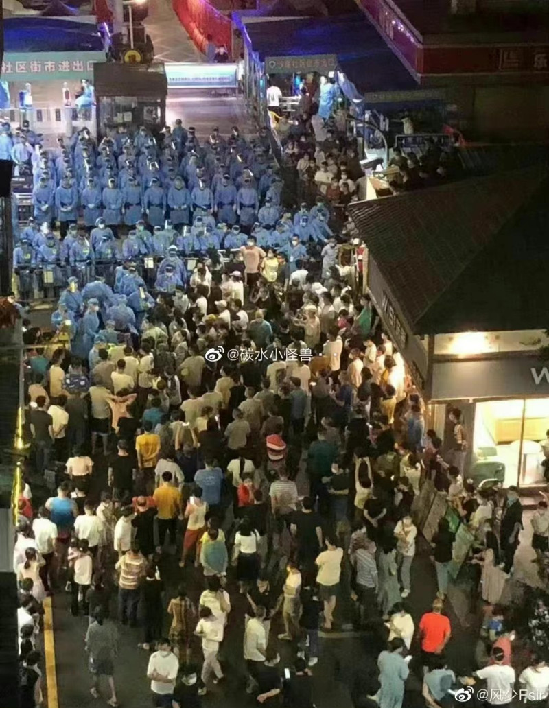 中國深圳沙尾村在當局宣佈封控後引爆民怨，人民上街要求「解封」。   圖：翻攝自推特