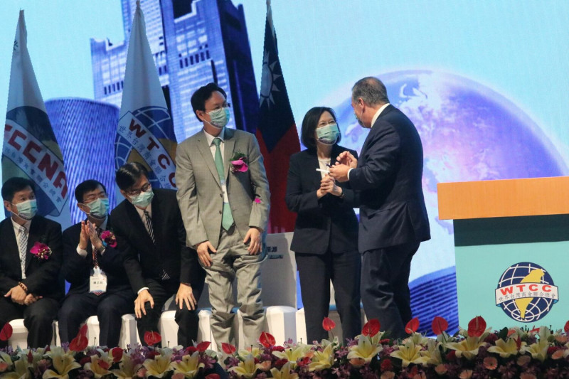 美國前國務卿蓬佩奧(右一)今天出席「世界台灣商會聯合總會第28屆年會暨第3次理監事聯席會議開幕典禮」致完詞後與蔡總統相互致意。   圖：孫家銘攝