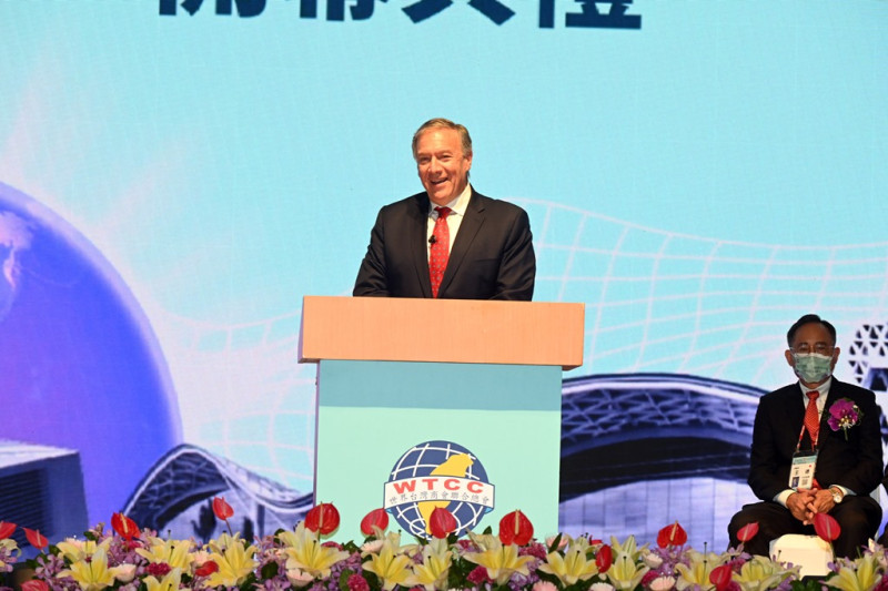 美國前國務卿蓬佩奧今日出席世界台商總會發表專題演講，他直指中國威脅全世界，並讚許台美是民主的共同夥伴關係。   圖：高市府提供