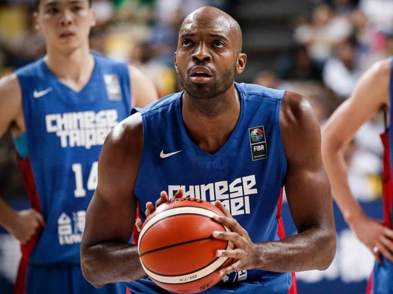 台灣史上第一位歸化球員、新北國王隊球星戴維斯身分認定爭議風波延燒。   圖:FIBA