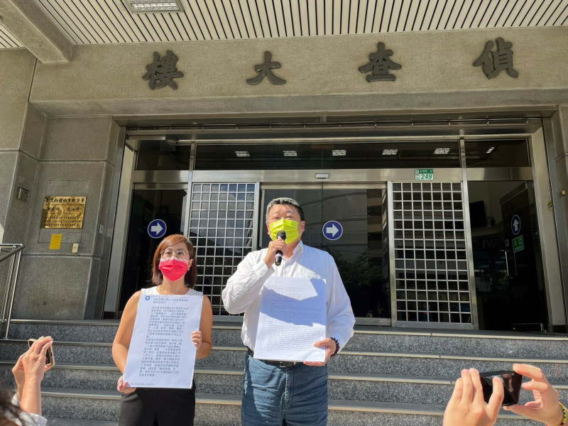 林佳龍競選辦公室發言人何博文（右）、李晏榕（左）今天到新北地檢署，告發侯友宜競選辦公室人員偽造公文書。   圖：林佳龍競辧提供