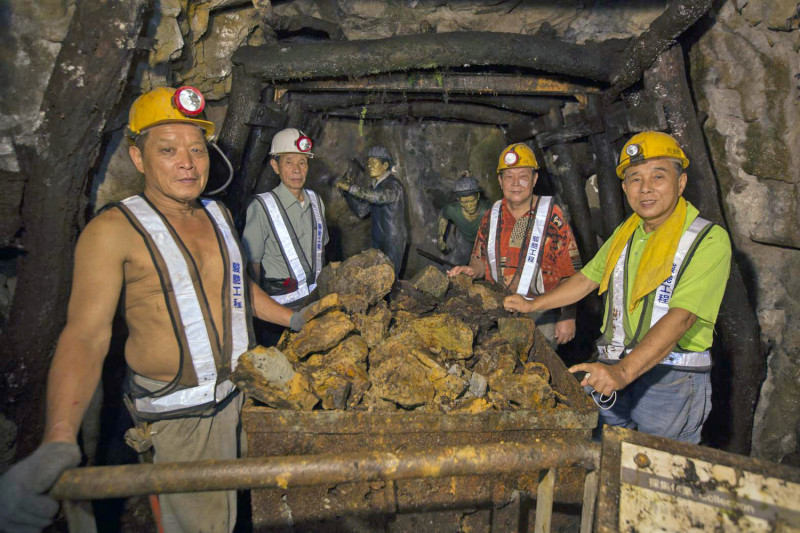 老礦工一同加入礦坑修復行列，希望能讓過去台灣礦業的歷史，繼續流傳下去。   圖：新北市立黃金博物館提供