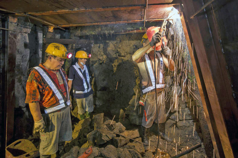 傳統礦坑以「牛條仔」相思木架構坑，這次以SRC鋼骨結構的現代工法，加強礦坑穩固。   圖：新北市立黃金博物館提供