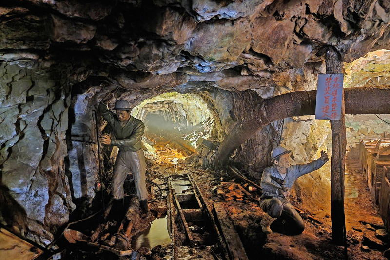 本山五坑內有逼真模型，展現當年礦工在工作時的緊張心情。   圖：新北市立黃金博物館提供