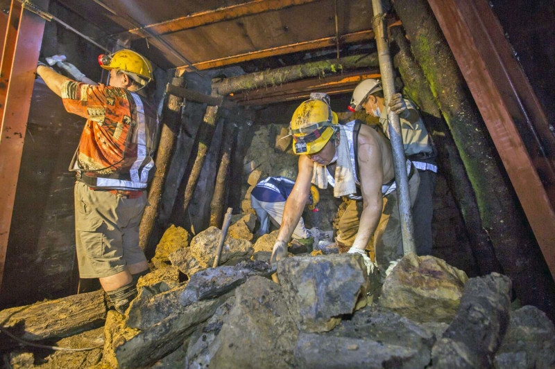 老礦工年紀將近八旬，基於對礦業文化的熱愛，強忍礦坑潮濕環境，鑿鑽坑壁、岩盤，搬運、架設鋼骨及相思木，令人敬佩。   圖：新北市立黃金博物館提供