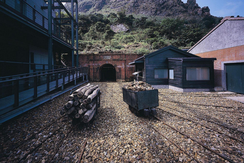 本山五坑是台灣少數保存完整礦坑，民眾可踏入礦坑，體驗昔日礦工的工作。   圖：新北市立黃金博物館提供