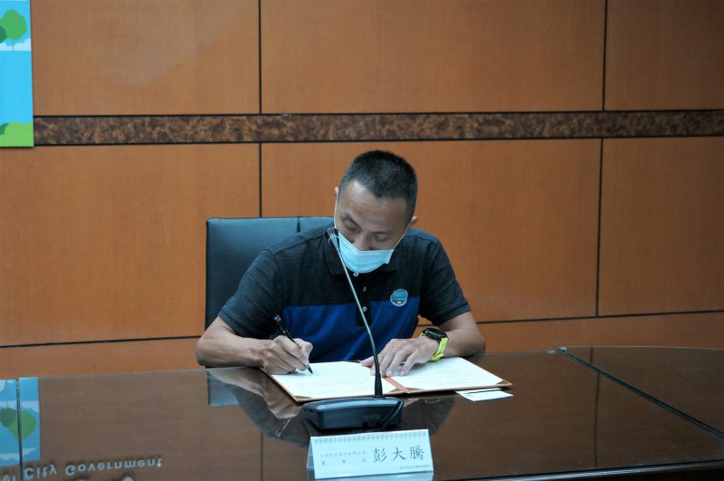 「台箔科技股份有限公司」負責人彭大騰簽署MOU。   圖：新北市環保局提供