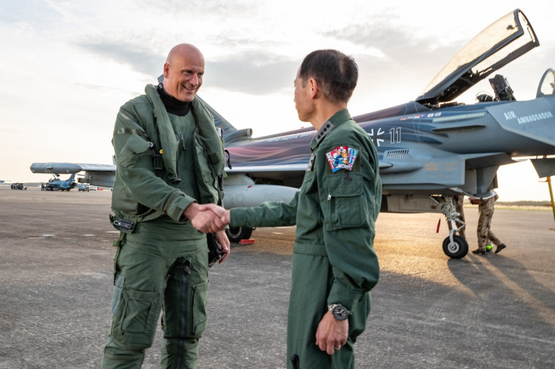  德國空軍司令中將格哈茲（Ingo Gerhartz）（左）與日本航空自衛隊參謀長井筒俊司（右）。   圖: 擷取自德國空軍推特