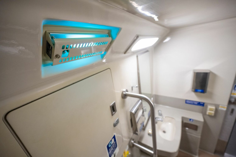 高鐵車廂內廁所均設置紫外線燈，可抑制細菌、病毒滋生。   圖：台灣高鐵/提供