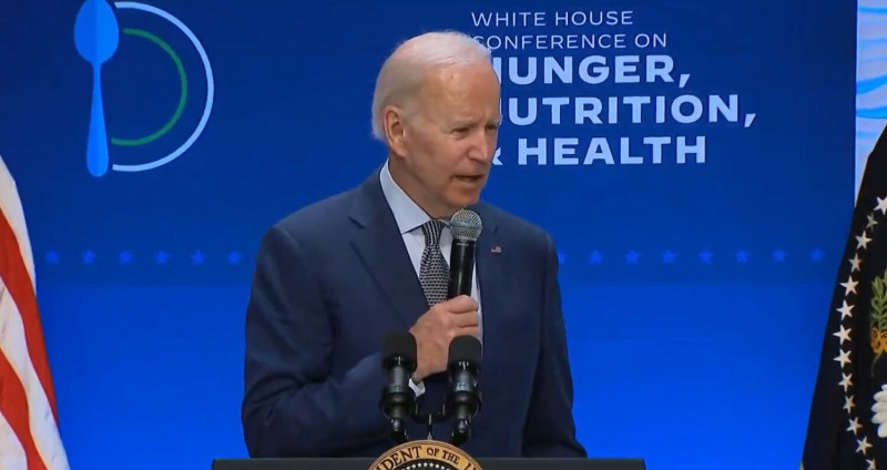 美國總統拜登( Joe Biden )在演講途中在台下尋找過世議員的身影。   圖:翻攝自推特Greg Price @greg_price11