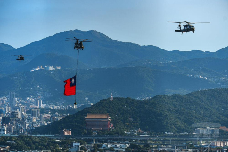 中華民國111年國慶空中全兵力展演今日實施預演。   圖：軍聞社